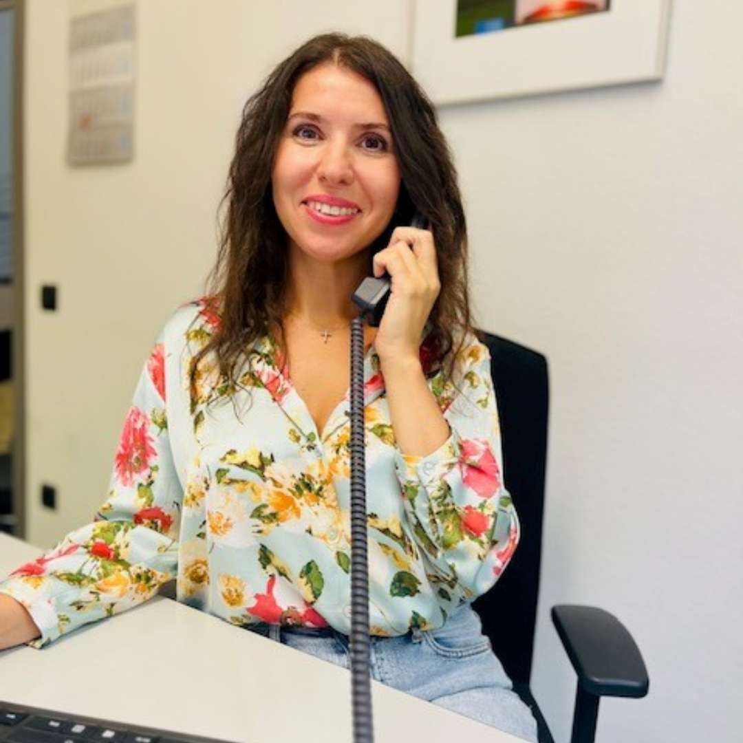 Yuliya Jungmann mit Telefonhörer in der Hand